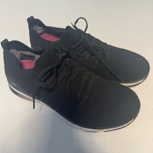 Sneakers / tennis shoes